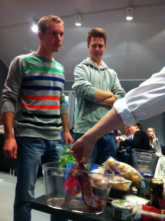 Volle Konzentration: Fleisch ausfassen